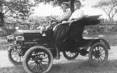 Frances Kellor en Mary Dreier zittend in een vroege auto, c.1910 door American Photographer